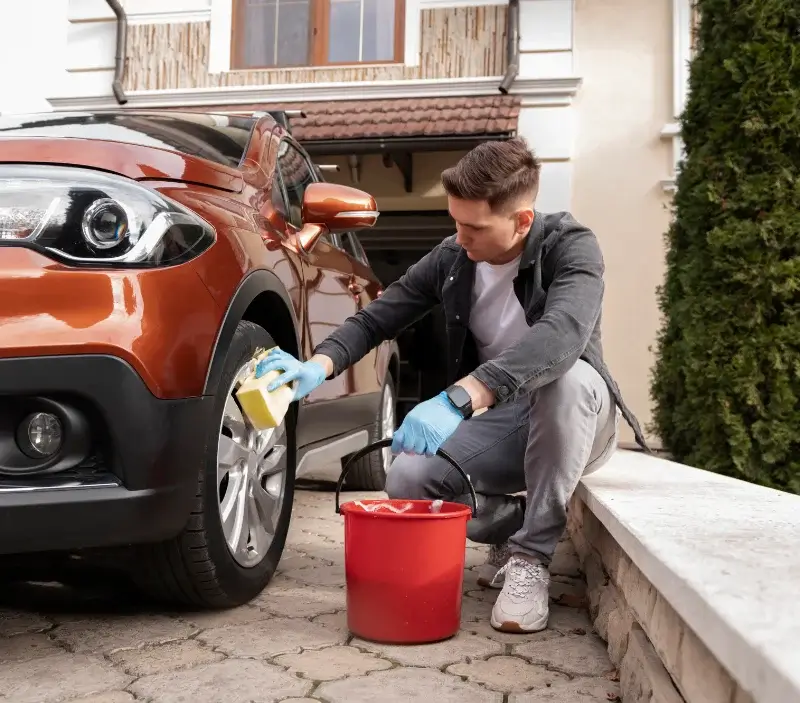 Lavage auto à domicile Saint-Sulpice-la-Pointe : professionnel intervenant sur un véhicule